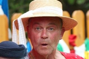 Schlosstheater zieht für das Jahrmarktfest in den Garten - Anna Silke Röder als Frau Muhme und Andreas Unglaub als Madame Schauer in dem Schwank "Das Jahrmarktsfest zu Plundersweilern".