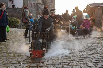 Schlossweihnacht in Oelsnitz: Nostalgie und Neues - Die Dampfeisenbahn ist eine der Attraktionen der Historischen Schlossweihnacht auf Schloss Voigtsberg in Oelsnitz.