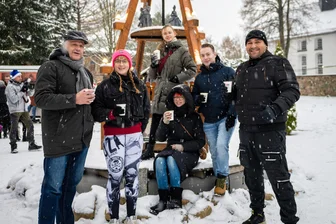 Schlossweihnacht in Ringethal: Ein Märchentraum im Schnee - nur ohne Originalprinz - Die Besucher kamen nicht nur aus dem Ortsteil, sondern wie dieses lustige Grüppchen aus den Nachbarorten.