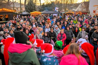 Schlossweihnacht Netzschkau: Ein Weihnachtsmarkt, bei dem es an nichts fehlen soll - Beim Bühnenprogramm gibt es immer viele Zuschauer.