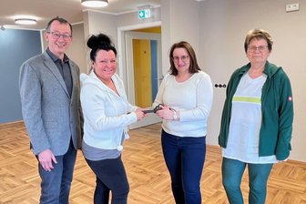 Schlüssel für Tagespflege der Volkssolidarität in Reichenbach übergeben - Anke Strauß von der Woba (3. v. l.) übergab den symbolischen Schlüssel für die Tagespflege der Volkssolidarität an die künftige Leiterin Antje Wunderlich (2. v. l.). Geschäftsführer Olaf Schwarzenberger und Pflegedienstleiterin Cornelia Nickel freuten sich mit.