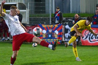 Schlüsselspiel? VfB Auerbach will bei Aufsteiger SC Heiligenstadt unbedingt gewinnen - Auerbachs Yannic Voigt (rechts), hier gegen Halle bei einer Eingabe in den Strafraum, schoss im Pokal das letzte Tor zum 10:0-Sieg.