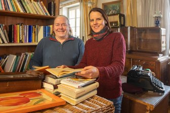 Schluss für den Firmenchef nach 29 Jahren: Wie es mit der Plauener Firma Petzold-Umzüge und dem Second-Hand-Möbelhaus jetzt weitergeht - Katja Petzold und André Petzold-Weißenberg gründeten das Geschäft Mitte der 1990er-Jahre an der Friedrich-Engels-Straße 24. Privat haben sich die Wege zwar getrennt, doch man sei sich freundschaftlich verbunden.