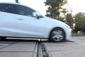 Schluss mit dem Geholper: Wackel-Platten an Bahntrasse auf B 180 - Blick zum Bahnübergang an der Bahnhofstraße in Waldenburg. Die Betonplatten liegen tiefer als die Gleise. 