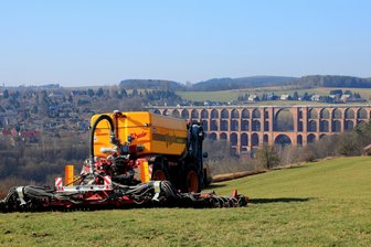 Schluss mit dem Gestank: Reichenbacher Agrarbetrieb geht beim Düngen neue Wege - Der Gülle-Truck Vredo bringt mit einem Schlitzgeräte die Gülle bodennah aus.