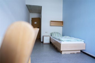 Schluss mit dem Kohlen-Kauf: Wo Plauens Obdachlose vor dem Winter eine neue Notunterkunft erhalten - Ein Stuhl, ein Bett, ein Regal. So ähnlich wie dieses Zimmer in einem Mainzer Heim sieht es in Unterkünften für Wohnungslose aus.