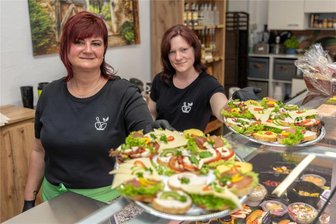 Schluss mit dem Risiko: Warum eine Auerbacher Geschäftsfrau die Notbremse zieht - Heike Friedrich (vorn) und Mitarbeiterin Stefanie Schlick boten im „süß-sauer-selbstgemacht“ Frischkäse-Aufstriche, Chutneys, Marmeladen und herzhafte Salate an. Im Januar 2024 wurde geschlossen - die Kosten sind zu hoch.