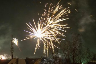 Schluss mit der Böllerei an Silvester: Kein Feuerwerk für die Altstadt von Freiberg? - Silvesterfeuerwerk über Freiberg. Die Stadt prüft derzeit ein Böllerverbot für die Altstadt.