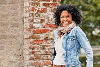 Schluss mit der Selbstoptimierung! - Buchautorin Karima Stockmann hat erlebt, wie Freude und Trauer Hand in Hand gehen können.