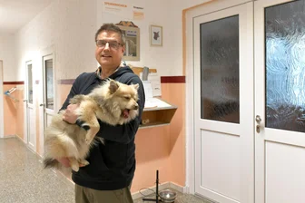 Schluss mit der Unsicherheit: Mehr Geld für Tierheime in Mittelsachsen - Thomas Weigel im Freiberg Tierheim freut sich über zwei Jahre mit stabilen Finanzen.