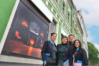 Schluss mit leeren Schaufenstern: Wie Falkensteins Innenstadt wieder attraktiver werden soll - Janika Bartsch, Christina Sczepanksi, Carsten Steps und Sarah Richter (v. l.) von der Designagentur Kismet aus Reichenbach haben im vergangenen Jahr die Schaufenster des ehemaligen Cafés Mayer in Falkenstein gestaltet. Weitere sollen nun folgen.
