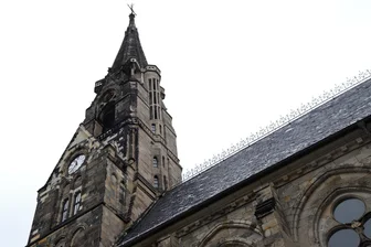 Schluss mit „Phantom der Oper“-Look: Turm der Zwickauer Lukaskirche soll weiter restauriert werden - Die helle Seite der Turmfassade an der Lukaskirche in Zwickau-Planitz ist bereits saniert. Nun soll die dunkle Seite drankommen.