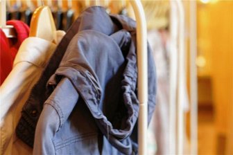 Schluss mit verstaubter Kleidung: Wie Kleidertauschpartys in Freiberg alten Sachen ganz neuen Glanz verleihen - Vom Dirndl bis zur beigen Jacke: Kleiderständer im Gemeindesaal der Jakobi-Christophorus-Kirchgemeinde.