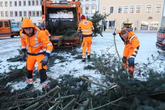 Schluss mit Weihnachten: Pyramide und Christbaum auf Freiberger Obermarkt abgebaut -