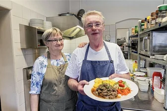 Schluss nach 129 Jahren: Der letzte Tag in der "Besenschänke" im Erzgebirge - Peter Beyer und seine Lebensgefährtin Angela Pöthke von der "Besenschänke" in Gelenau.