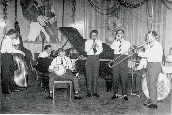 Schlussakkorde der "Hot and Blue Jazz Band" aus Meerane - Die "Jazz Babies Jena" beim Klinikerball im Jahr 1964.