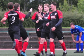Schlusslicht bremst Barkas aus - Endlich Grund zum Jubel: Die Brander Kicker um den zweifachen Torschützen Dominic Seidel (r.) bezwangen Frankenberg mit 2:1 und gaben die Rote Laterne der Mittelsachsenliga ab.