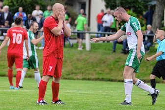 Schlusslicht empfängt Herbstmeister - Das letzte Mal, als die Schreiersgrüner rund um Lukas Dathe (rechts) Grund zum Jubeln hatten, war am dritten Spieltag, als der Tabellenletzte auch wegen des verschossenen Elfmeters von Plauen Nords Eric Wolfrum (links) gegen den Vorletzten gewann. Seitdem wartet man am Fronberg auf den zweiten Saisonsieg.