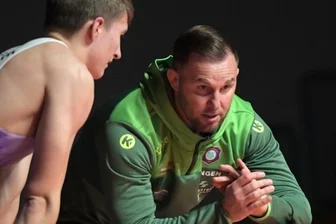 Schlusslicht reist zum Spitzenreiter - FCE-Trainer Björn Schöniger bespricht mit Eigengewächs Tim Ullrich am Mattenrand die Taktik. Aue tritt diesmal beim Spitzenreiter an.