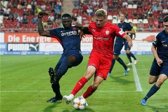 Schlussspurt kommt zu spät: FSV Zwickau unterliegt Kaiserslautern - Der Zwickauer Elias Huth (r.), der zum 2:4 verkürzte, versucht sich gegen José-Junior Matuwila durchzusetzen.