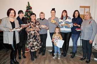 Schmackhaftes zu Neujahr - Die kleine Anja (vorn) fühlte sich sichtlich wohl bei der Feier, die Inga Sabelfeld (2.v.l.) und ihre Helferinnen ausgerichtet haben.