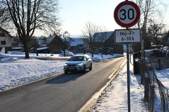 Schmal, kurvig, fehlender Fußweg: Forderung nach Tempo 30 auf Hartensteiner Straße - Die Tempo-30-Zone auf der Hartensteiner Straße. Bürger aus Thierfeld fordern, dass sie ausgeweitet wird. Die Stadt Hartenstein unterstützt diese Forderung.