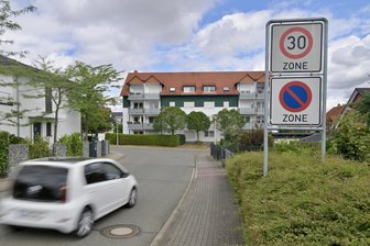Schmale Straßen und Falschparker bringen Weißenborner zur Verzweiflung - Im Wohnpark Lilienweg in Zwickau-Weißenborn gilt striktes Parkverbot. Ausnahme sind gekennzeichnete Flächen.