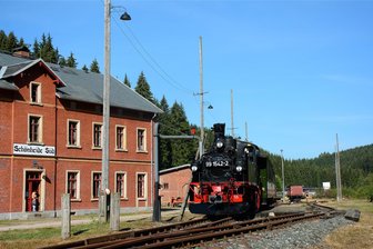 Schmalspurbahn im Erzgebirge: Verein lädt zu dreitägigem Festival nach Schönheide ein - Am Wochenende können rund um den Bahnhof Schönheide Süd Dampfloks bewundert werden.