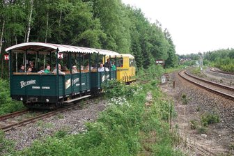Schmalspurbahnfestival: Der „Wilde Robert“ aus Mügeln dampft durchs Erzgebirge - Der Wernesgrüner Schienenexpress verkehrt zum Schmalspurbahnfestival in Schönheide.