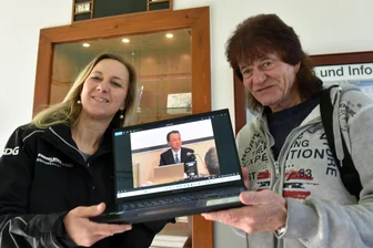 Schmalspurromantik aus dem Erzgebirge beeindruckt in Japan - Eisenbahnfan Ralf Bechmann, der den Kontakt nach Japan hergestellt hat, berichtet Anke Neubert von der Marketingabteilung der Fichtelbergbahn vom Vortrag Ken Kubos in Japan.