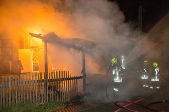 Ein Holzschauer an der Hauptstraße ist am Montagabend vollständig niedergebrannt. Die Polizei schließt Brandstiftung nicht aus.