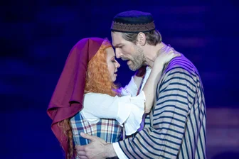 Schmalzig wie ein Butterbrot: „Der Medicus“ badet in Plauen im großen Musical-Gefühlsstrudel - Große Liebe: Mary (Elisabeth Birgmeier) und Rob (Friedrich Rau).