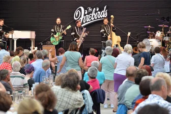 Schmalzlocken und Petticoats: The Firebirds bringen den Rock ‘n’ Roll nach Freiberg - The Firebirds rockten am Freitagabend den Schlosshof in Freiberg.