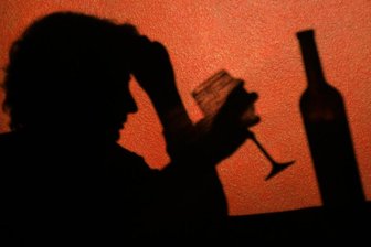 Schmerz der Einsamkeit treibt Senioren in die Sucht -