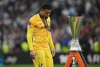 Schmerz und spannende Fragen: Wie geht's in Freiburg weiter? - Die Trophäe war für die Freiburger um Torwart Noah Atubolu nicht erreichbar. 