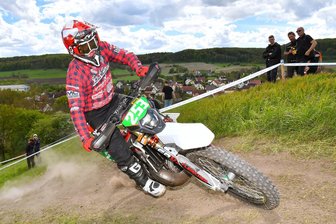 Schmerzen statt Siegesfreude: Zschopauer in Enduro-DM ausgebremst - Nach einer zunächst guten Leistung wird Pascal Sadecki den DM-Lauf in Großlöbichau in schlechter Erinnerung behalten. Eine Verletzung am Fuß kostete ihn den möglichen Sieg bei den Junioren.