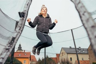 Schmerzen und Gehirnnebel: Wie eine Familie mit Post Covid kämpft - Post-Covid-Patientin Antje Pouva auf dem Trampolin. Hartes Training steigert ihre Kondition und Konzentration.