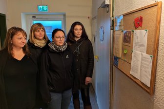„Schmerzgrenze erreicht“: In erster Gemeinde im Erzgebirge soll Krippenbetreuung bald mehr als 400 Euro kosten - Mit einem Schreiben und einer roten Karte an der Pinnwand der Kita machen Franziska Seidel, Jane Reichelt, Katharina Schuster und Luisa Günther (v. l.) vom Elternrat auf ihr Anliegen aufmerksam.