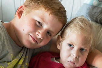 Schmerzhafte Krampfanfälle: Großrückerswalder Familie sucht Pflegerin für schwerbehindertes Kind - Vince und Theo Hugo Tippmann. 