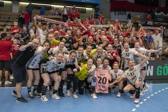 Schmerzhafter Klassenerhalt für Zwickauer Handballerin - Das Trikot in der ersten Reihe zeigt es: Die BSV-Spielerinnen waren bei der Siegesfeier in Göppingen in Gedanken bei ihrer Mitspielerin Petra Nagy, die sich zu der Zeit einem Medizin-Check im Krankenhaus unterziehen musste.