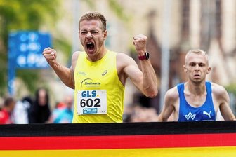 Schmerzhafter Siegesjubel - Auf den letzten hundert Metern ist es dem Glauchauer Tom Förster (LG Vogtland) gelungen, die als Favoriten gehandelten Nils Voigt (TV Wattenscheid, im Bild rechts) und Samuel Fitwi Sibhatu (LG Vulkaneifel) hinter sich zu lassen und in Saarbrücken als Deutscher Meister über zehn Kilometer Straßenlauf die Ziellinie zu überqueren. Eine Überraschung, mit der nicht einmal der 20-Jährige selbst rechnete: "Ich bin absolut überwältigt, da ich in der Vorwoche erkältet war. Deswegen war es mein einziges Ziel, durchzuhalten. In so einem starken Feld zu gewinnen, ist dann natürlich unglaublich." Mit 28:52 Minuten entkam er dem Titelverteidiger Nils Voigt nur um eine Sekunde. Dieser übernahm gegen Ende der dritten Laufrunde die Führung und machte den Titelgewinn laut eigenen Angaben auch nur unter sich und Sibhatu aus. Die Ahnungslosigkeit über Tom Försters übrige Reserven kostete ihm letztlich den Sieg. "Ich hatte noch Kraft und wollte es versuchen", erzählte Förster. "Meine Beine krampften unheimlich, und ich dachte, ich schaffe es nicht." Auf den letzten 200 Metern zog er noch einmal an - und es reichte. Nach seinem U-23-Meistertitel über diese Strecke auf der Bahn, krönte er damit seine bisher beste Saison. lafre 