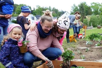 Schmetterlingswiese in Gelenau wird zur "Lebensinsel" - Neben Isabel Freund und ihren Kindern nahmen noch fünf andere Familien an der Pflanzaktion auf der Schmetterlingswiese teil.