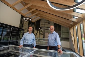 Schmidt-Feinkost: Countdown für neuen Fabrikverkauf in Plauen läuft - Erster Blick in den neuen Fabrikverkauf: Die Brüder Stephan (links) und Ralph Schmidt führen gemeinsam die Feinkostfirma, die für ihren Fleischsalat berühmt ist.