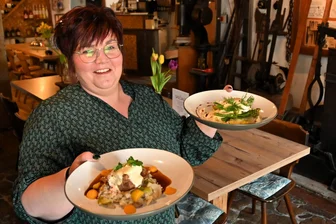 Schmiedelandhaus Greifendorf: Wo Soulfood auch regional und vegetarisch auf den Tisch kommt - Denise Kreutziger serviert im Schmiedelandhaus die Hauptgänge, rechts die vegetarische Version.