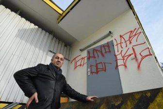 Schmiererei an kurdischer Bäckerei: Verdächtige ermittelt - Yavuz Kaya vor der seiner Bäckerei auf dem Sonnenberg, die Anfang Januar beschmiert wurde. Die Symbole und Parolen wurden mittlerweile entfernt, zudem hat die Polizei Tatverdächtige ermittelt.