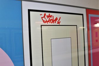 Schmiererei im Flöhaer Bahnhofstunnel: Stadt prüft Videoüberwachung an neuen Kunstwerken - Eine Woche nach der offiziellen Einweihung wurde die Kunstinstallation im Bahnhof Flöha von Unbekanntenbeschmiert.