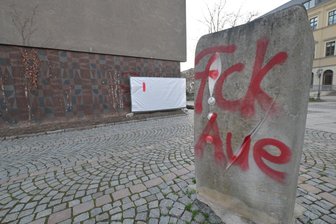 Schmierereien am Theater Zwickau: Was die Beseitigung so schwierig macht - Seit Monaten befinden sich Schmierereien in roter Farbe an und vor dem Theatergebäude in Zwickau.