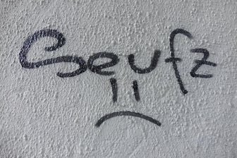 Schmierereien an Garagenwand in Oelsnitz geben Polizei Rätsel auf: Zeugen gesucht - Das Bild dient der Illustration. An eine Garagenwand in Oelsnitz wurden Zahlenkombinationen und Buchstaben aufgesprüht.