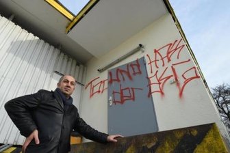 Schmierereien an kurdischer Bäckerei in Chemnitz: Polizei ermittelt dritten Verdächtigen - Yavuz Kaya vor der seiner Bäckerei auf dem Sonnenberg, die Anfang Januar beschmiert wurde. Die Symbole und Parolen wurden mittlerweile entfernt, zudem hat die Polizei Tatverdächtige ermittelt.