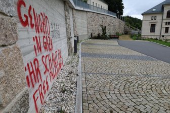 Schmierereien auf Mauern in Schönheide – Bürgermeister lobt für Hinweise 200 Euro aus - Die Stützwand am Parkplatz der Oschatzvilla in Schönheide wurde beschmiert.